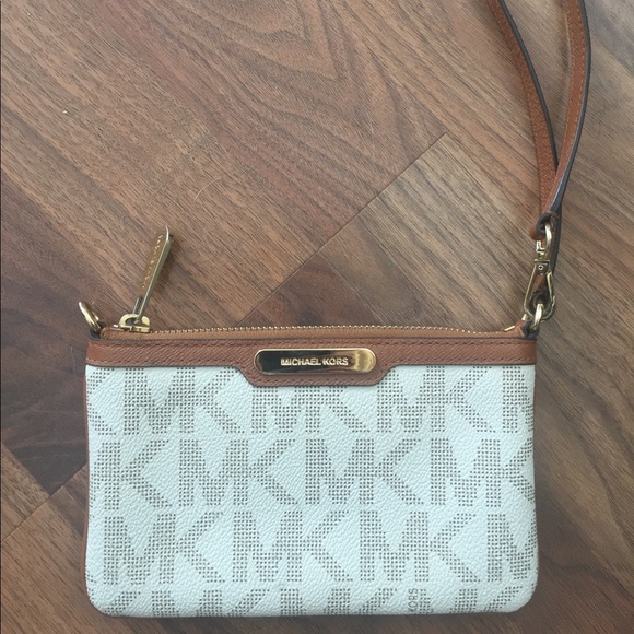 Michael Kors Handbags - Michael Kors Wristlet